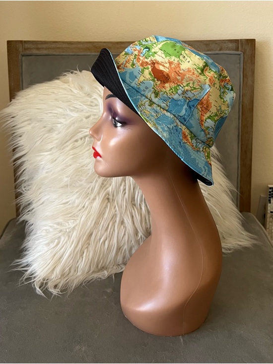 Accessories - 👓🐠🌟🌎NWOT Reversible World Map Bucket Hat